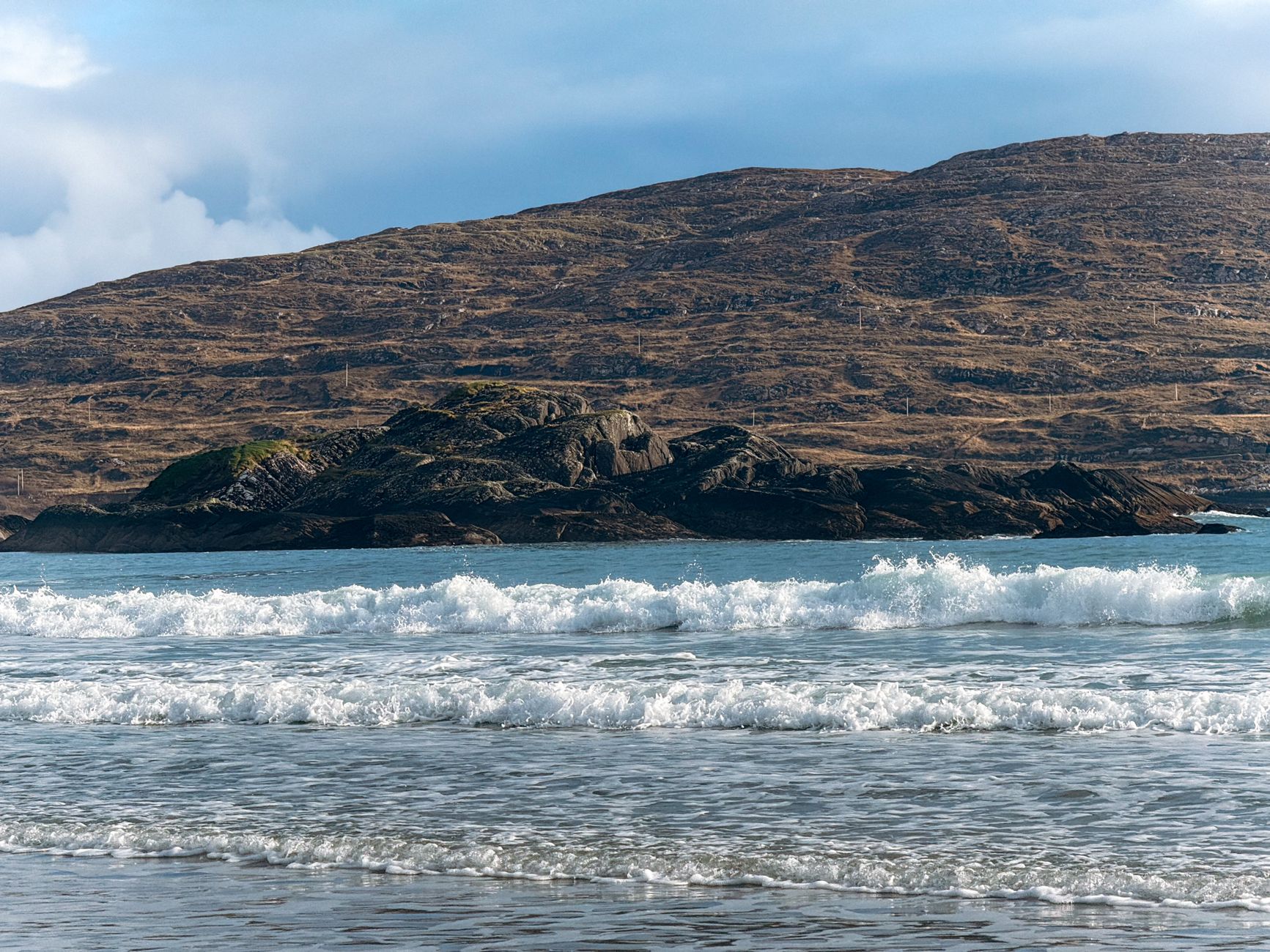 Fale u wybrzeży Kerry na tle spokojnego irlandzkiego krajobrazu