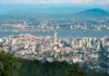 Dlaczego portugalskie miasta mają tyle punktów widokowych: rola wzgórz w obronie, handlu i codziennym życiu Panorama George Town z lotu ptaka widziana ze wzgórza Bukit Bendera