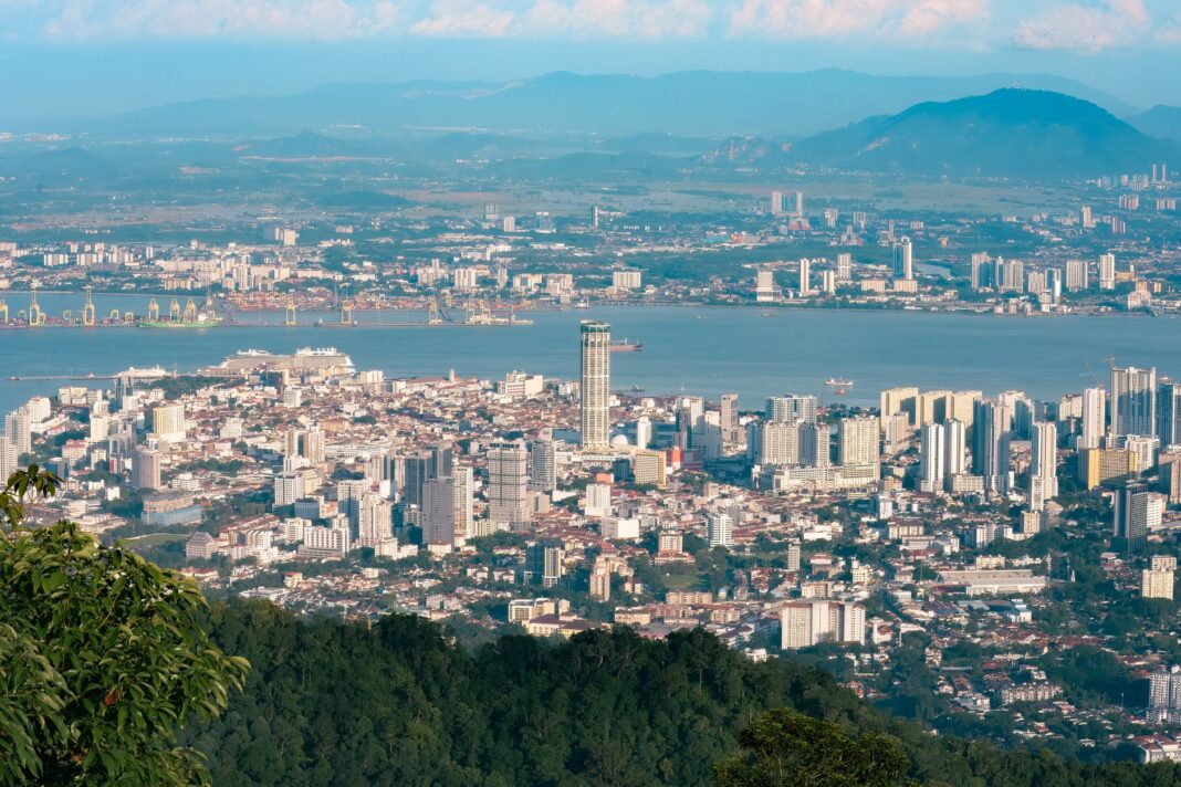 Panorama George Town z lotu ptaka widziana ze wzgórza Bukit Bendera Panorama George Town z lotu ptaka widziana ze wzgórza Bukit Bendera