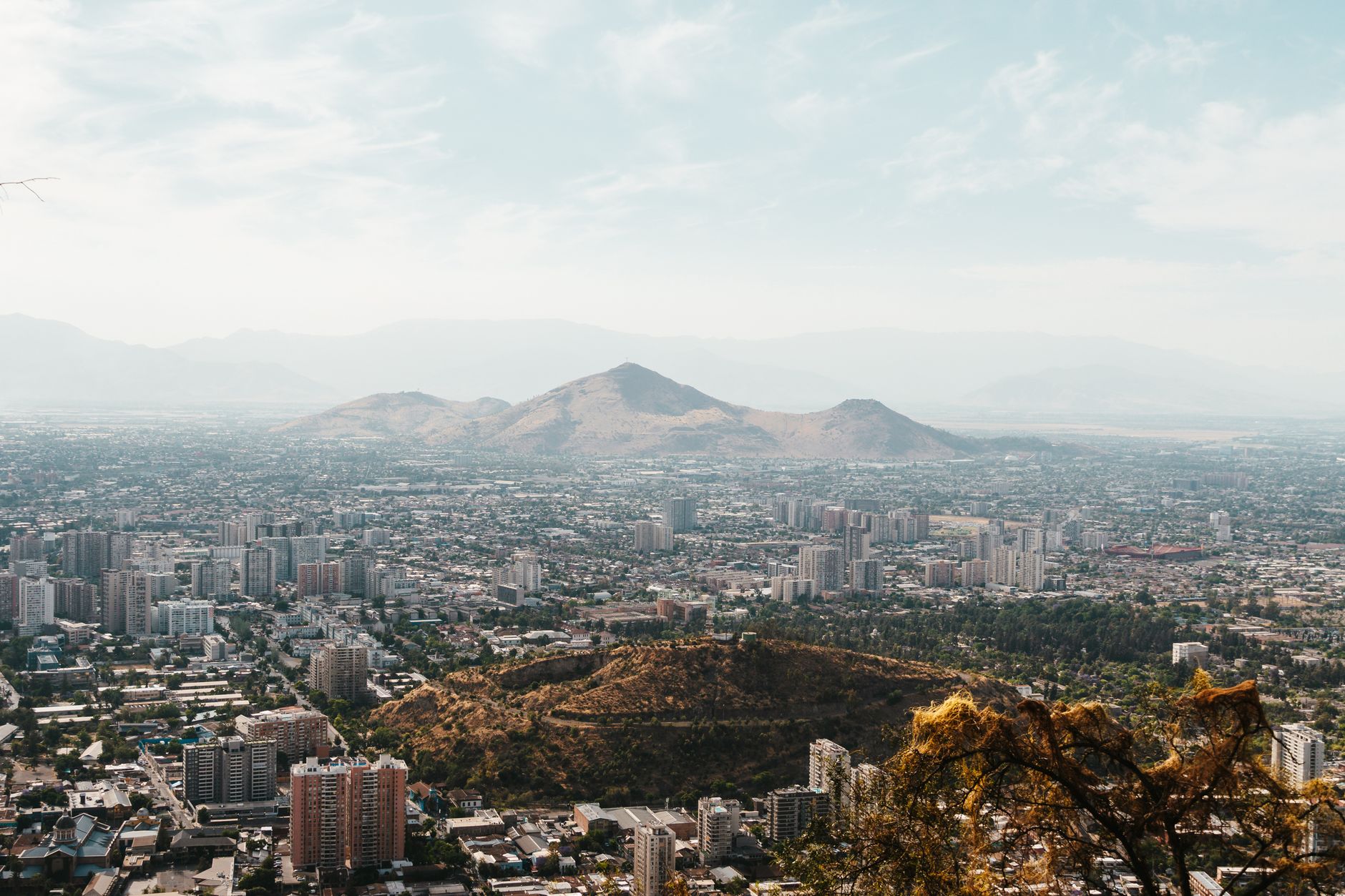 Panorama Santiago z lotu ptaka z górami w tle
