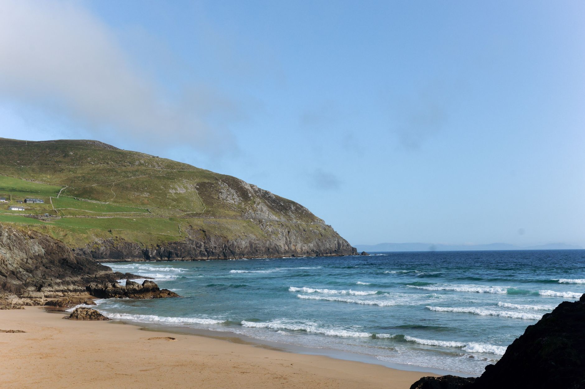 Spokojna plaża i surowe klify półwyspu Dingle nad Atlantykiem