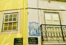 Azulejos w Portugalii – gdzie zobaczyć najpiękniejsze portugalskie płytki? Ulica w Lizbonie z azulejos, balkonami i kolorowymi kamienicami