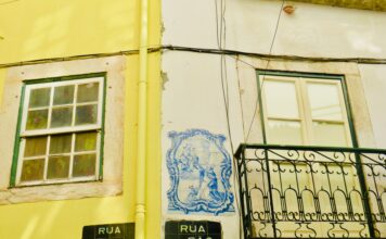 Azulejos w Portugalii – gdzie zobaczyć najpiękniejsze portugalskie płytki? Ulica w Lizbonie z azulejos, balkonami i kolorowymi kamienicami